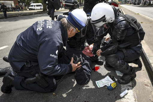 Le Commissaire marqué par les événements.