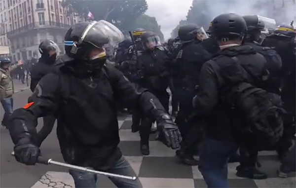 Les CRS s’acharnent sur les blessés Les CRS s’acharnent sur les blessés