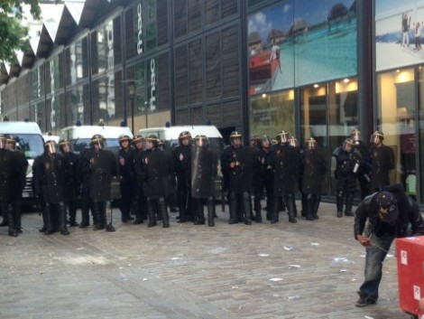 Les CRS protégeant le meeting du PS
