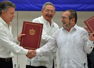 Le président Juan Manuel Santos (g) et le représentant des FARC Timoleon Jimenez (d)