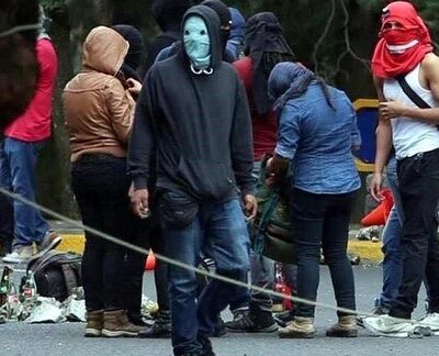 Des manifestants avenue des Insurgentes