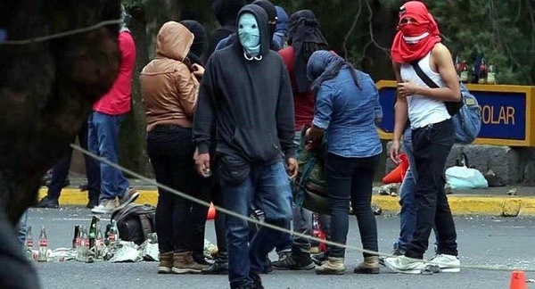 Des manifestants avenue des Insurgentes