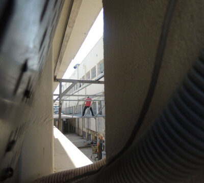 La pose des nouvelles grilles à Koridallos