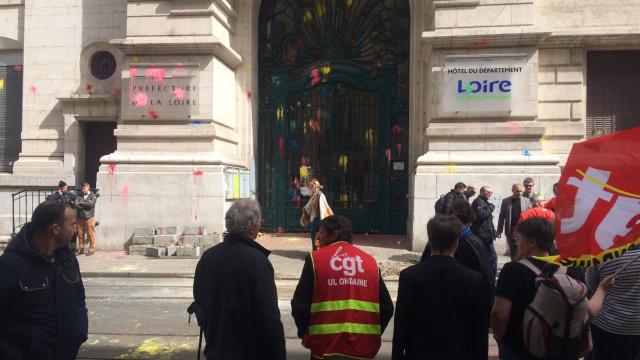 Oeufs de peinture sur la préfecture de la Loire à Saint-Etienne