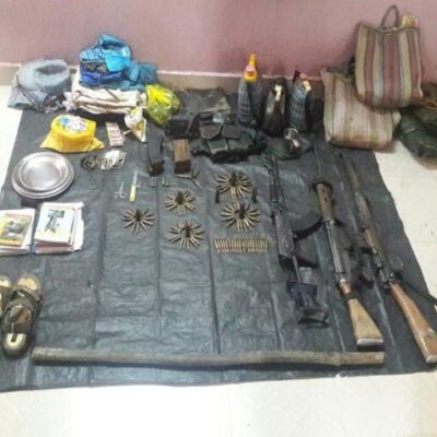 Les effets pris par les policiers sur les corps des maoïstes