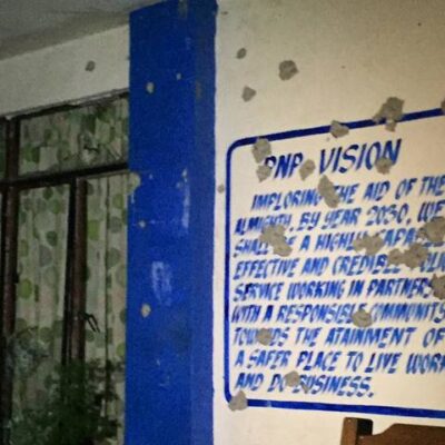 Le mur criblé de balles du siège local de la police nationale (PNP)