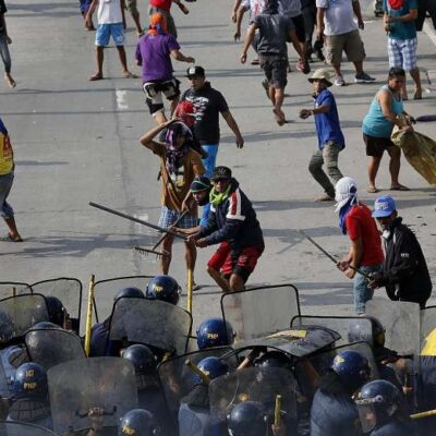 Les habitants face aux policiers à Quezon City