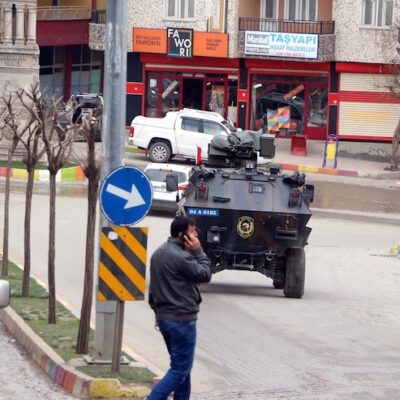 Un blindé de la police en patrouille à Sirnak