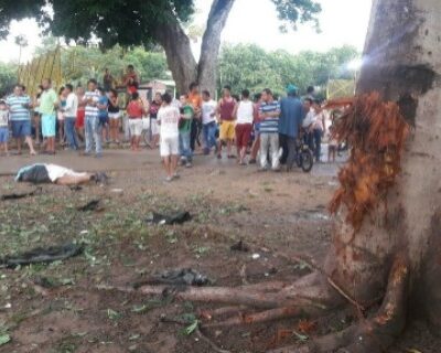 Des curieux assemblés autour du corps du policier