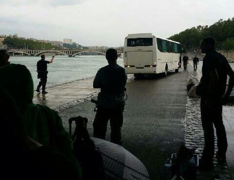 L'autobus de la police emportant les militants L'autobus de la police emportant les militants