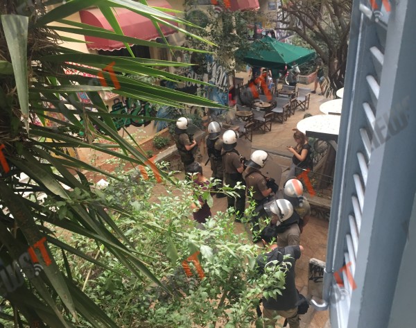 Cordon de policiers autour de l'endroit où le dealer a été abattu