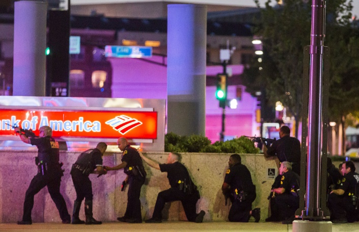La police se prend des balles à Dallas