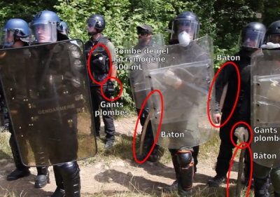 A gauche (casques bleus) les gendarmes, à droite (casques noirs) les vigiles de l'ANSA