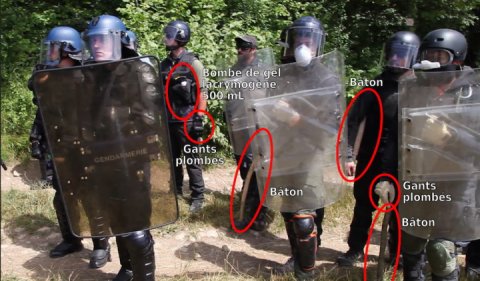 A gauche (casques bleus) les gendarmes, à droite (casques noirs) les vigiles de l'ANSA