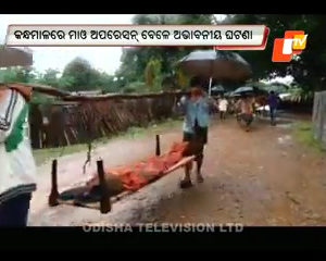 Les villageois portant les victimes