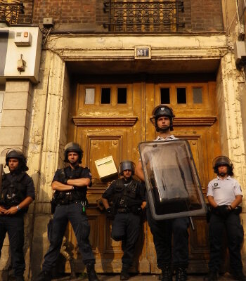 Les policiers devant le squat