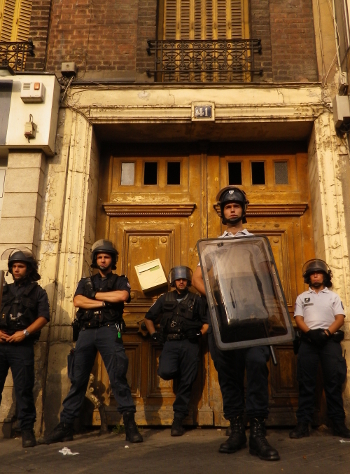 Les policiers devant le squat