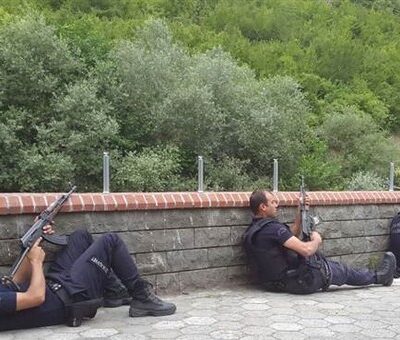 Policiers à couvert sur le lieu de l'embuscade de Maçka