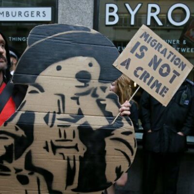 A la manifestation d'hier, l'ours Paddington qui, rappelons-le, est arrivé en Angleterre du Pérou en canot de sauvetage