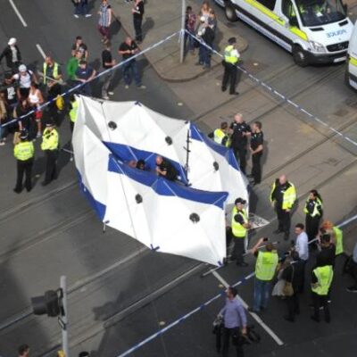 La police a isolé d'un écran des manifestants bloquant le tram à Nottingham