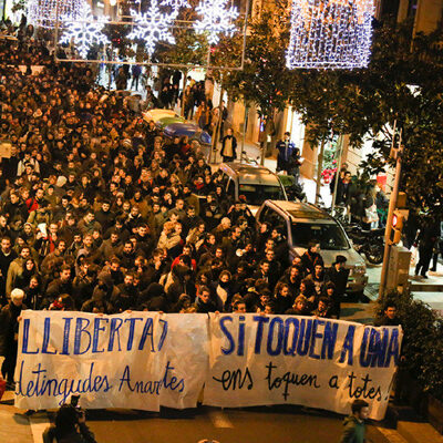 Manifestation à Barcelone de soutien aux prisonniers de Pandora, une opération antiterroriste lancée en 2014