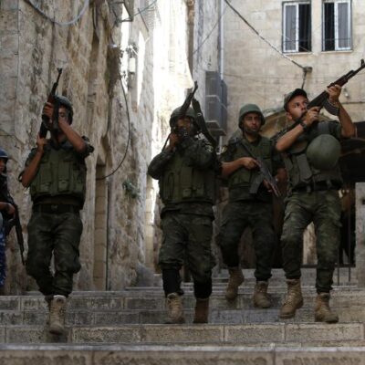 Policiers palestiniens patrouillant à Naplouse