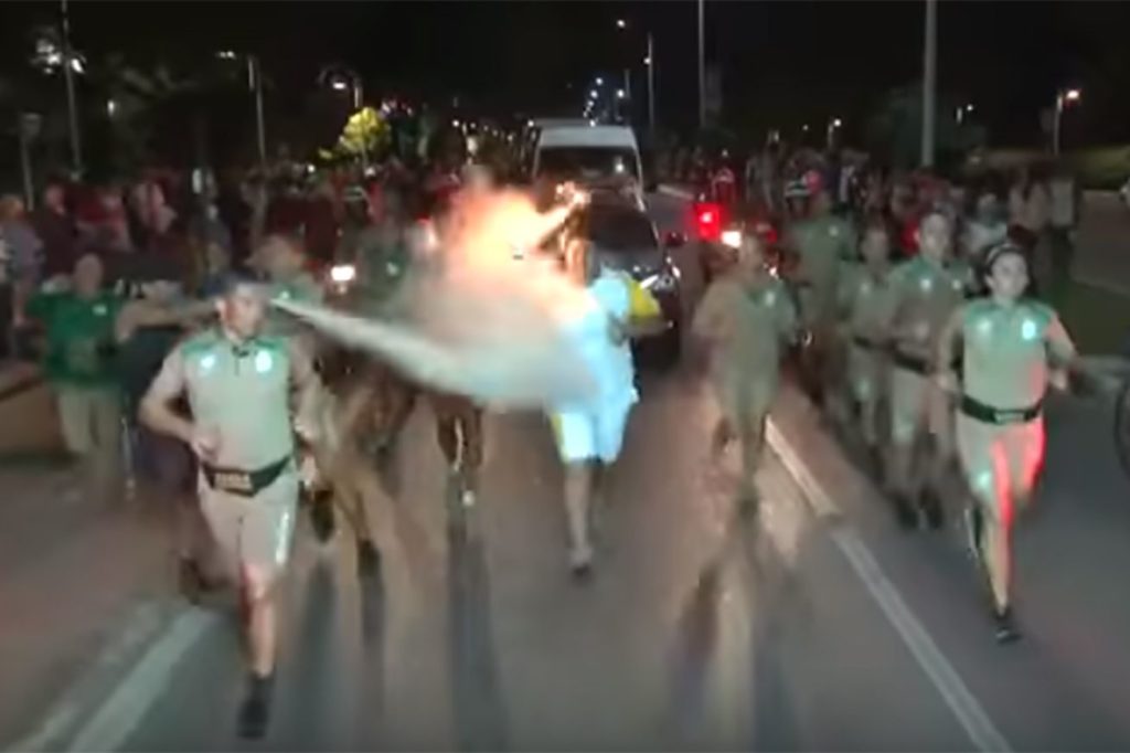 Un manifestant tente d'éteindre de la flamme 