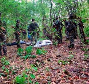 Le corps entouré de policiers de la STF