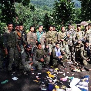 Les paramilitaires prennent la pose après l'assassinat d'Ashish Da