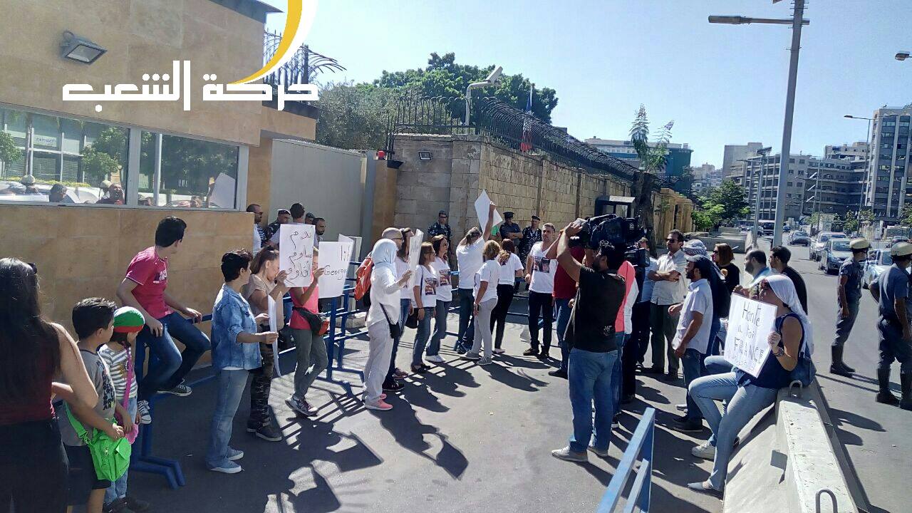 Devant l'ambassade de France à Beyrouth hier