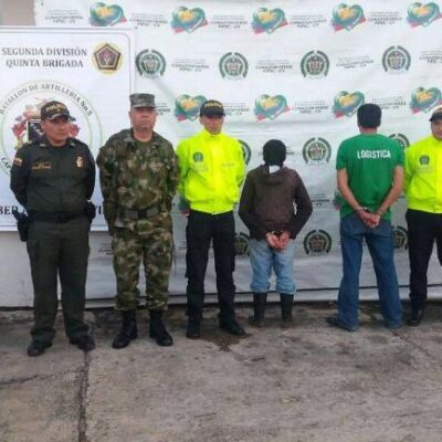 Les deux guérilleros présumés à leur arrestation