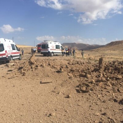 Le cratère de l'explosion sur la route Kiziltepe-Derik