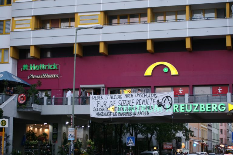 Banderole solidaire accrochée à Kreuzberg