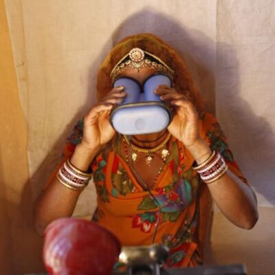 Une Indienne scannant ses iris.