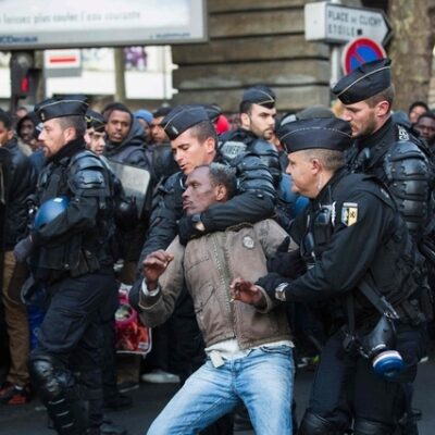 Une intervention policière au métro Stalingrad