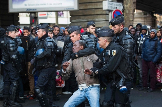 Une intervention policière au métro Stalingrad