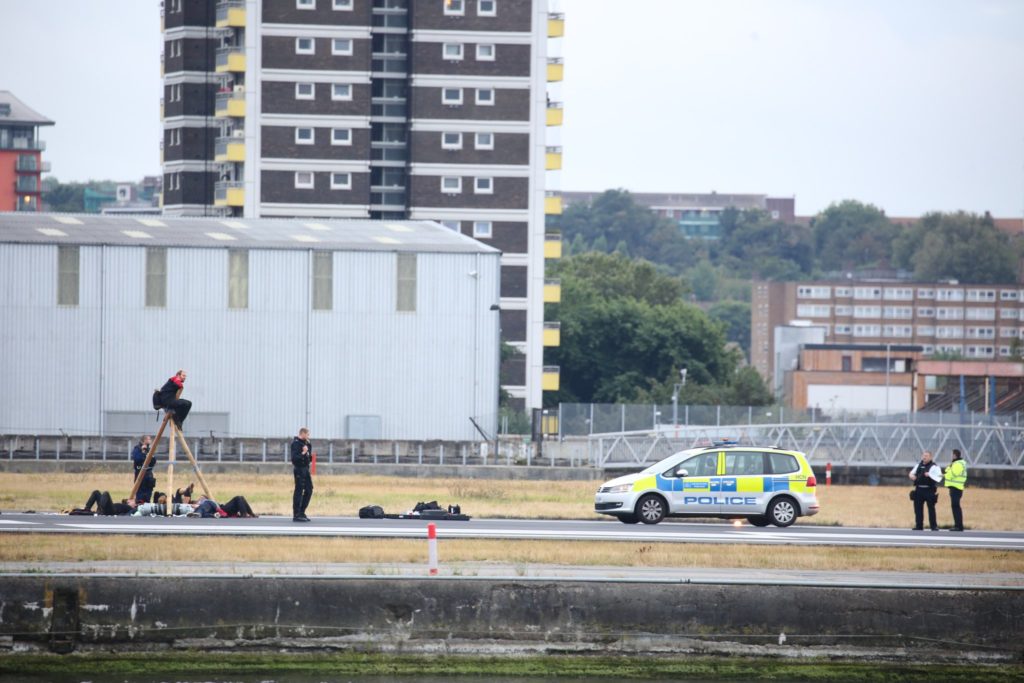 BLM-UK bloque l'aéroport de London-City