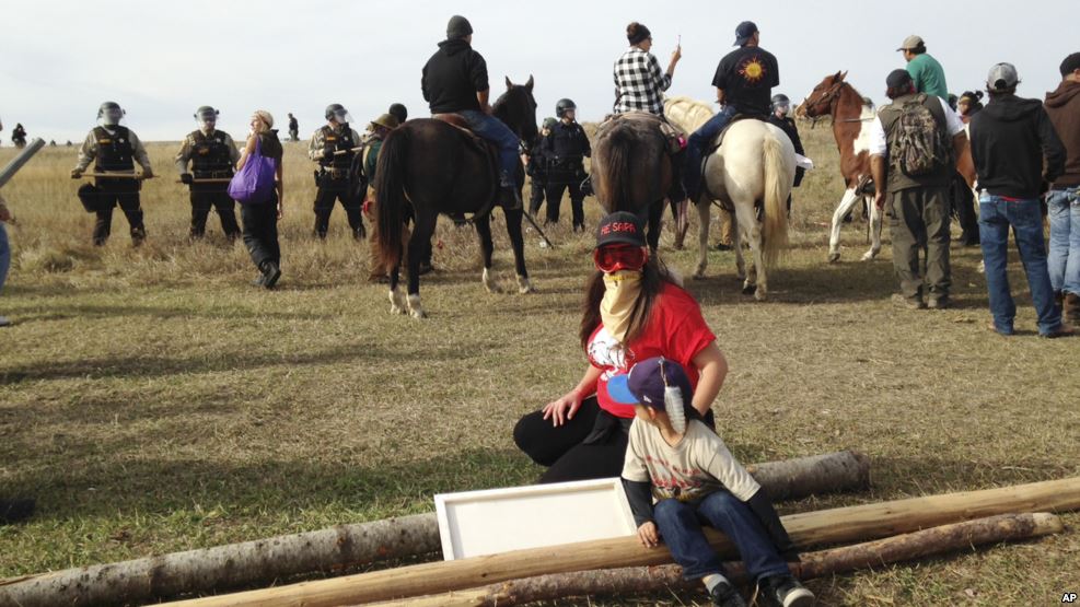 Face à face entre manifestants sioux et policiers