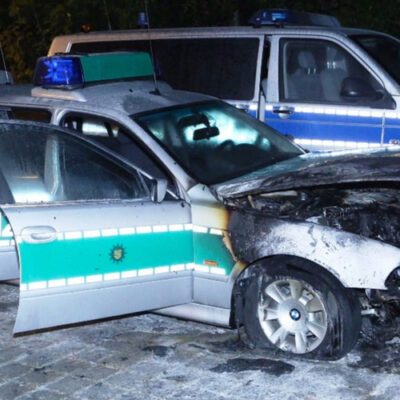 Deux des trois véhicules incendiés à Dresde