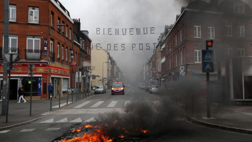 Feu de pneus au rond-point des postes, à Lille