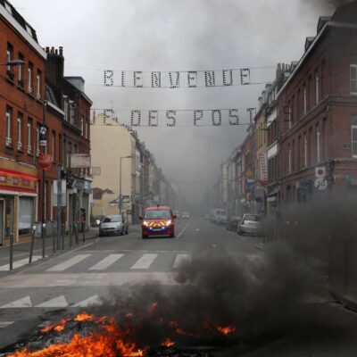 Feu de pneus au rond-point des postes, à Lille