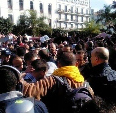 Les policiers en civil interviennent dans les rassemblements à Alger