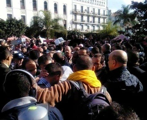 Les policiers en civil interviennent dans les rassemblements à Alger