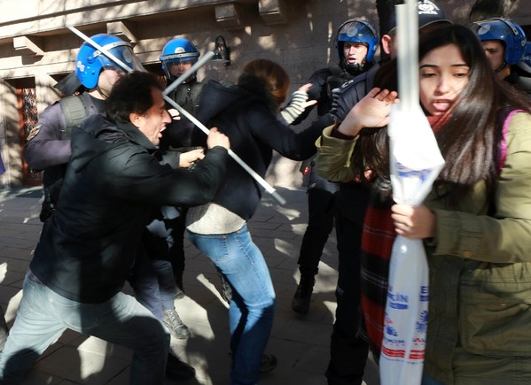 heurts entre manifestants et policiers à Ankara heurts entre manifestants et policiers à Ankara