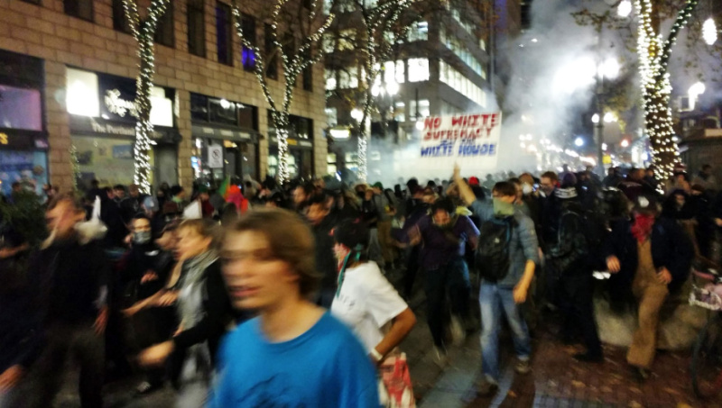La police lance des grenades flash-bangs dans la foule à Portland, hier jeudi La police lance des grenades flash-bangs dans la foule à Portland, hier jeudi