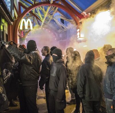 Des antifas devant le Théâtre Plaza