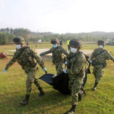 Les militaires emportent la dépouille de