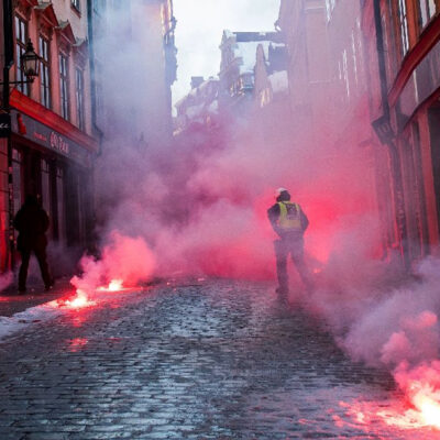 Engins pyrotechniques allumés par les antifas samedi à Stockholm