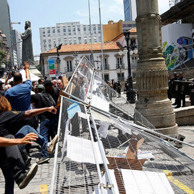 Les manifestants avancent vers l'Assemblée à Rio