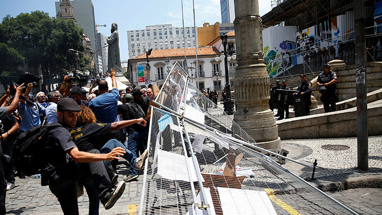 Les manifestants avancent vers l'Assemblée à Rio